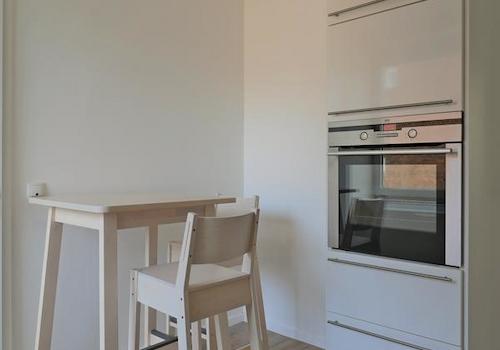 Esstisch und Backofen