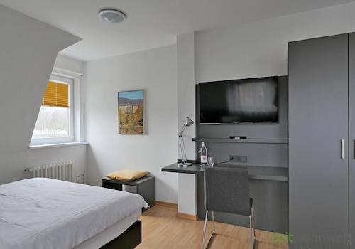 Blick zu TV und Kleiderschrank