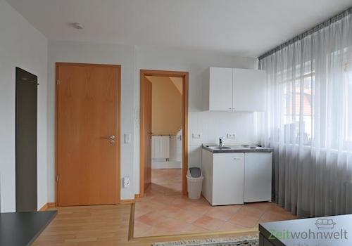 Blick zu Eingang und Küche