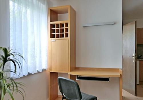 Schreintisch am Fenster