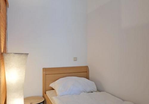 Bett hinter dem Raumteiler