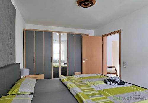 großer Kleiderschrank