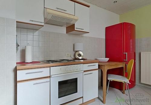 linke Küchenzeile mit Essplatz