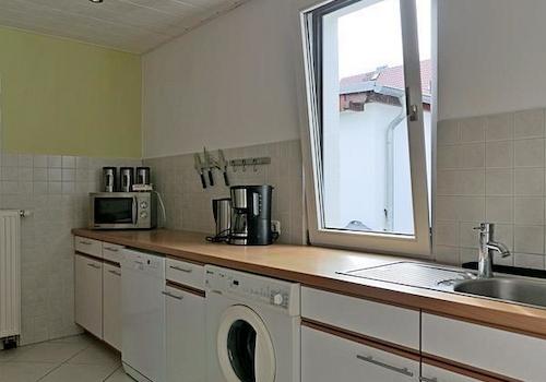 rechte Küchenzeile mit Waschmaschine