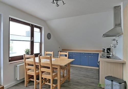 Esstisch und Einbauküche