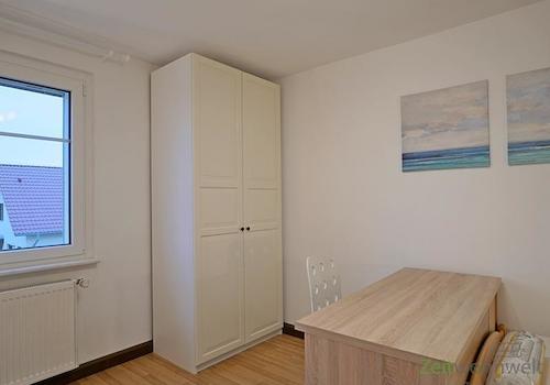 Kleiderschrank und Schreibtisch