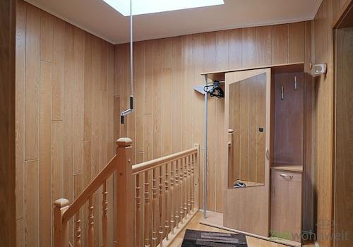 Treppenaufgang mit Flurgarderobe