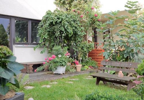 Gartenbereich mit Bank