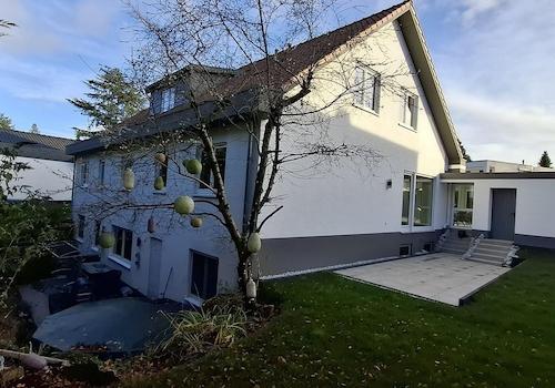 hintere Hausansicht mit Garten