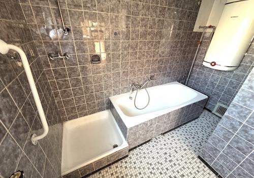 Badewanne und Dusche