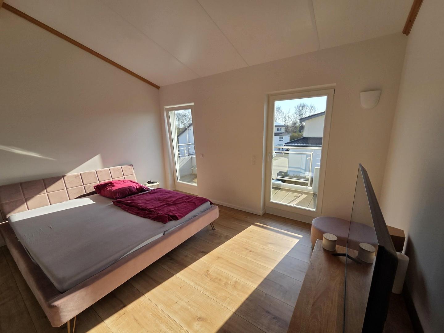 Zimmer zum Balkon, 2. Stock