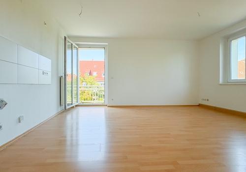 Wohnzimmer mit offner Küche