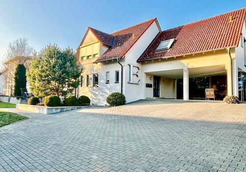 Außenansicht_Einfahrt