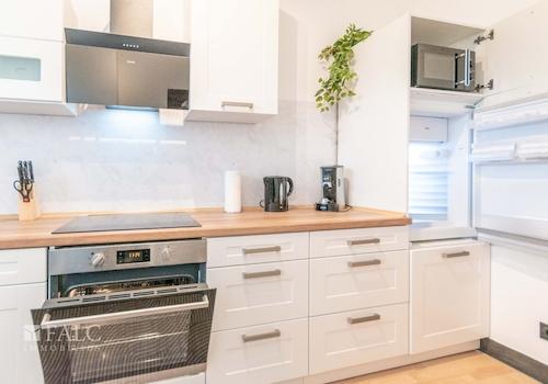 Küche mit Kühlschrank und Microwelle - Kopie