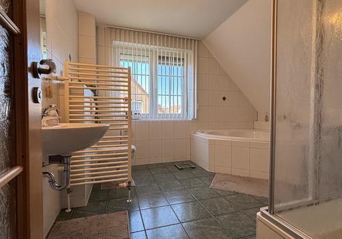 Badezimmer im Dachgeschoss