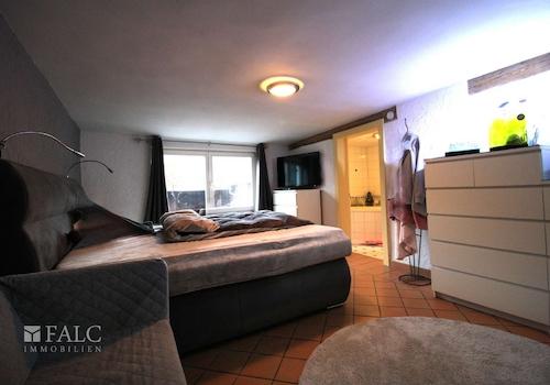 1. OG - Schlafzimmer mit Zugang zum Bad