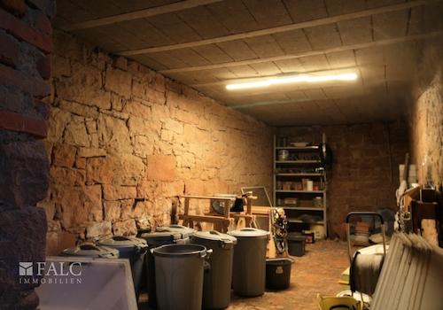 Scheune - Raum mit Natursteinmauer