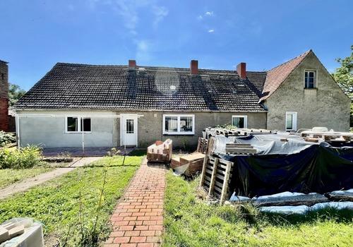 Haus hinten mit Baumaterial