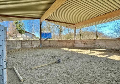 Überdachter Reitzirkel