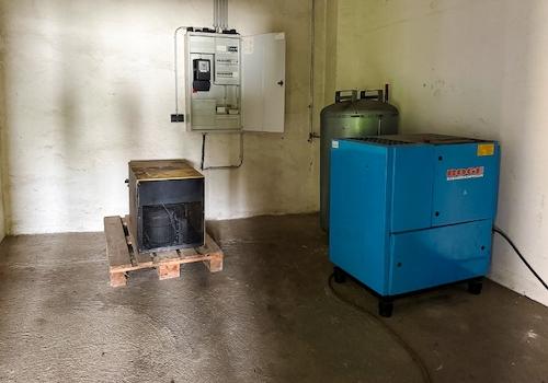 Technikraum im Werkstattgebäude