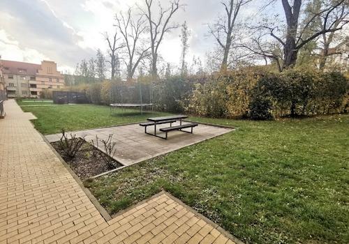 Parkähnlicher Hinterhof