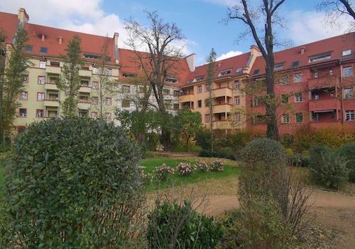 Parkähnlicher Hinterhof