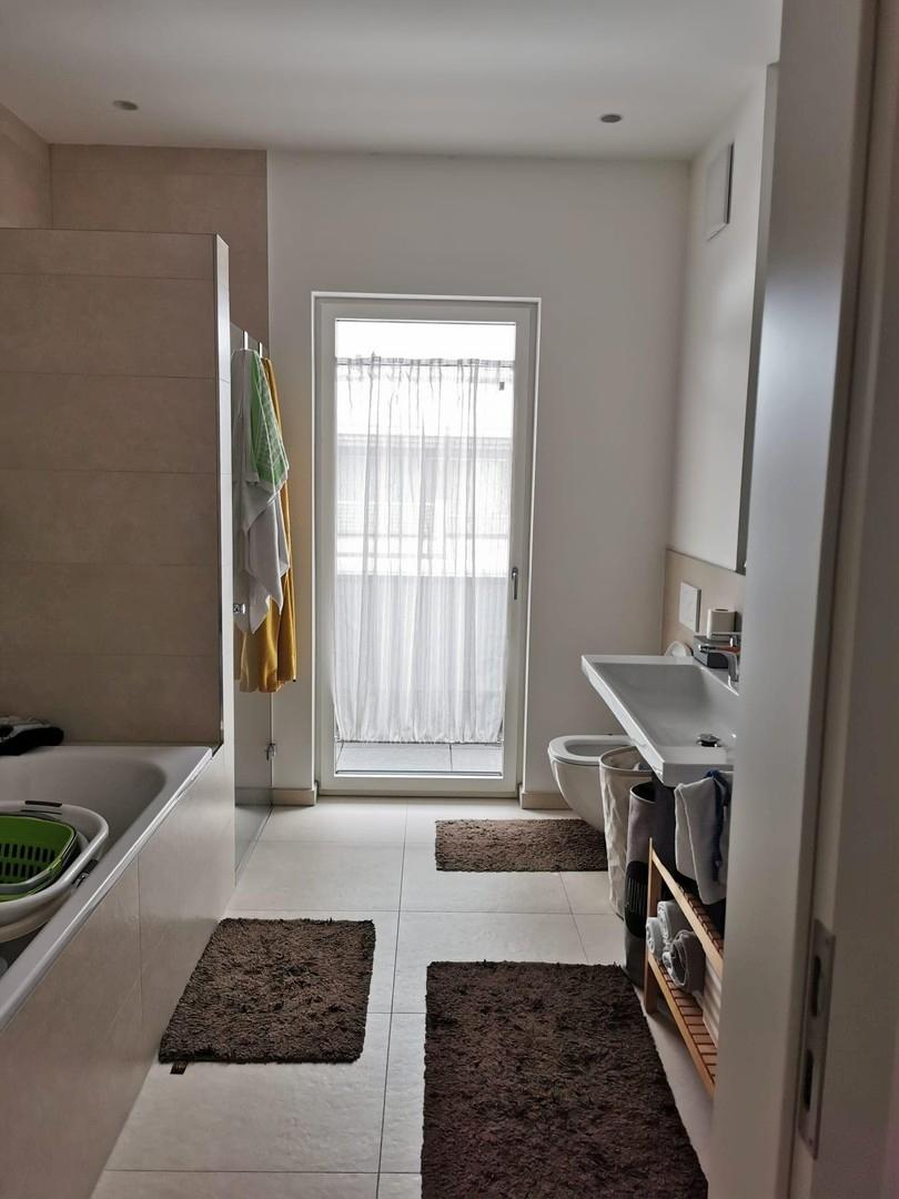 Hauptbad - Badewanne u. Dusche