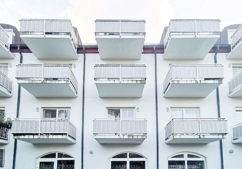 Hausansicht vorn mit Balkonen