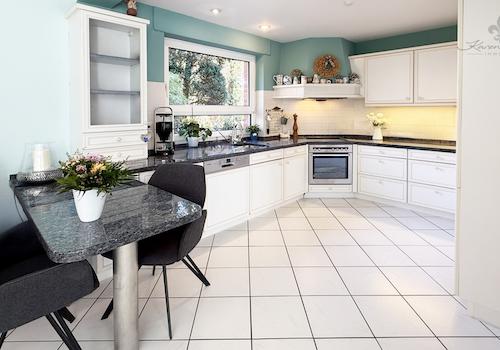 Küche mit Sitzplatz