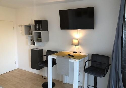 Smart-TV und Bartisch