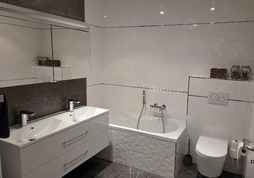 Hauptbad mit Badewanne  