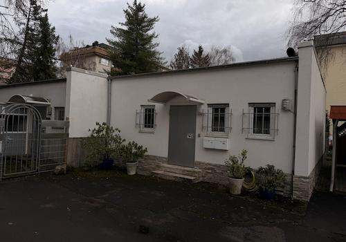 Parkplätze und Haupteingang