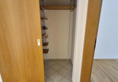 Abstellraum mit Wandregalen