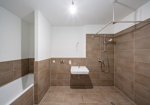 Bad mit Dusche und Wanne (Beispiel)
