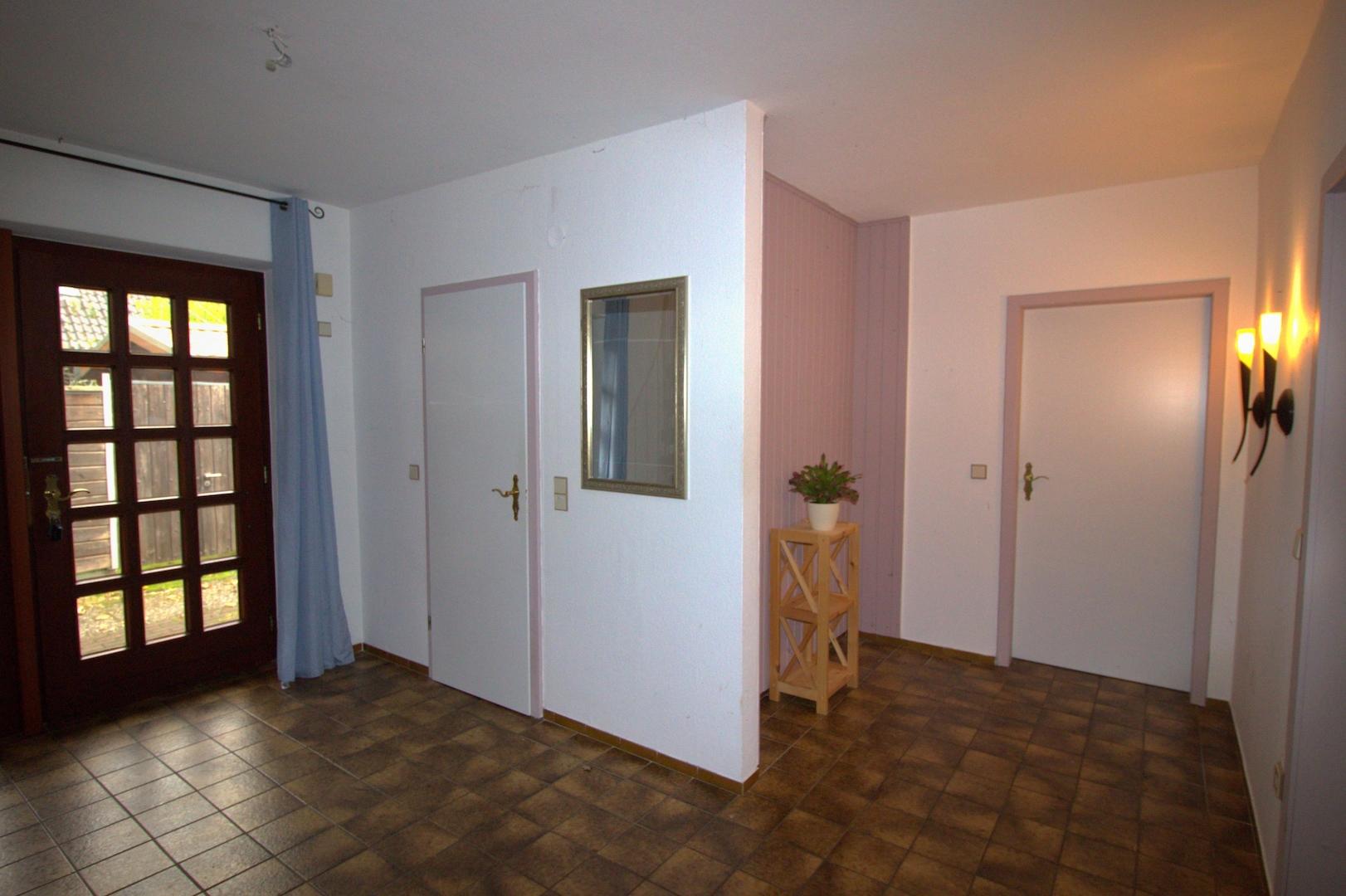 Blick zur Küche und Gäste-WC