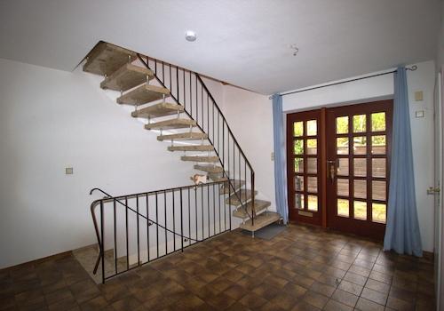 Diele mit Treppe ins DG oder Keller