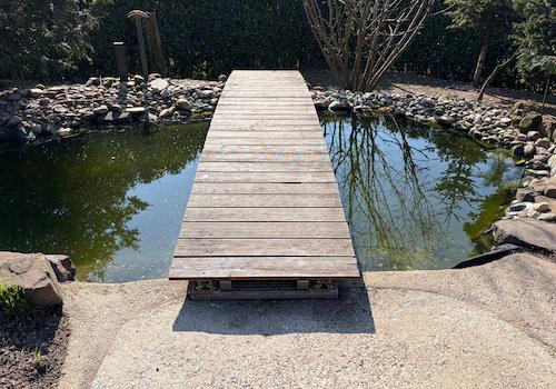 Naturteich mit Holzbrücke 
