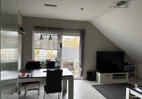 Wohn- und Esszimmer mit Balkon