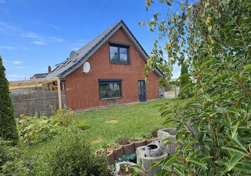 Objektansicht mit Vorgarten