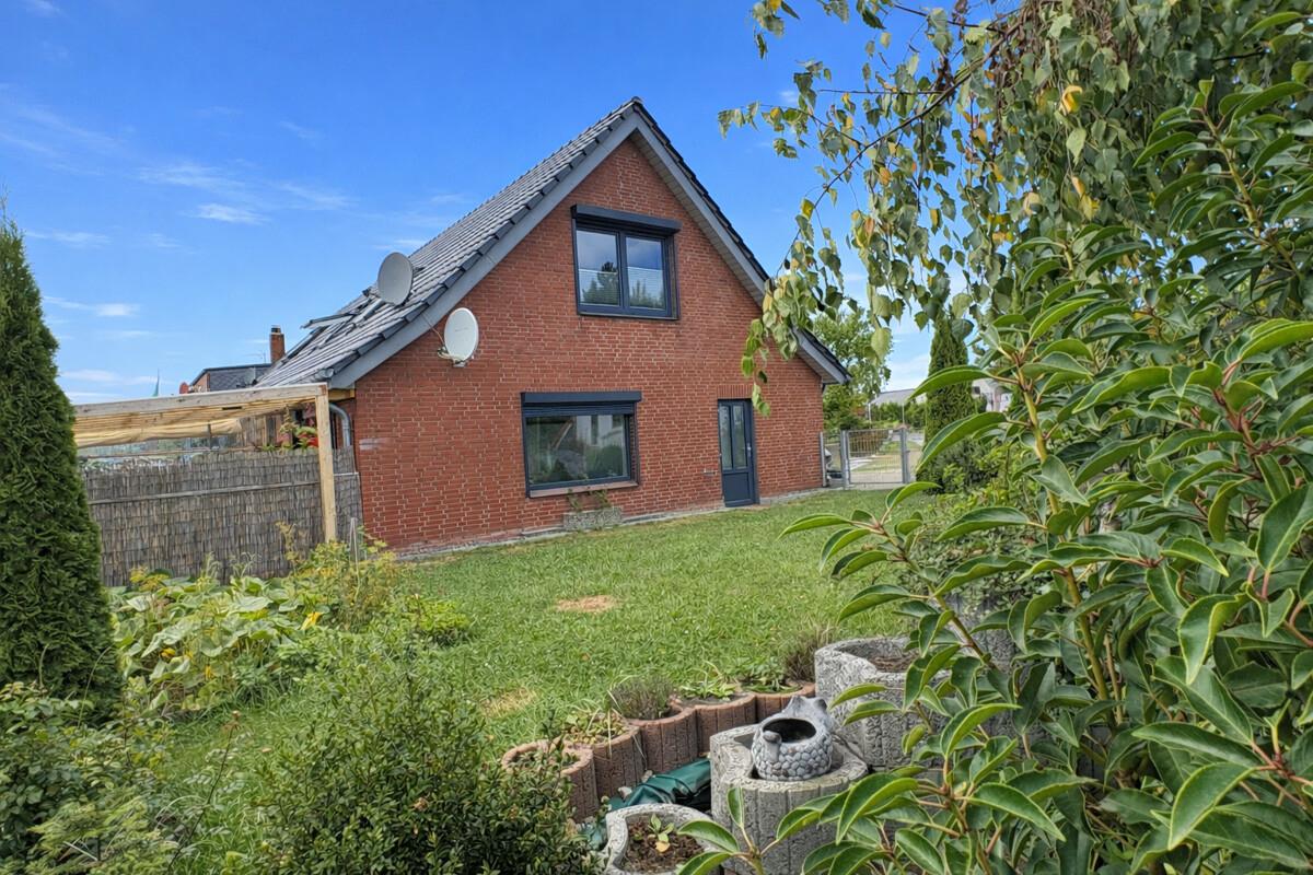 Objektansicht mit Vorgarten