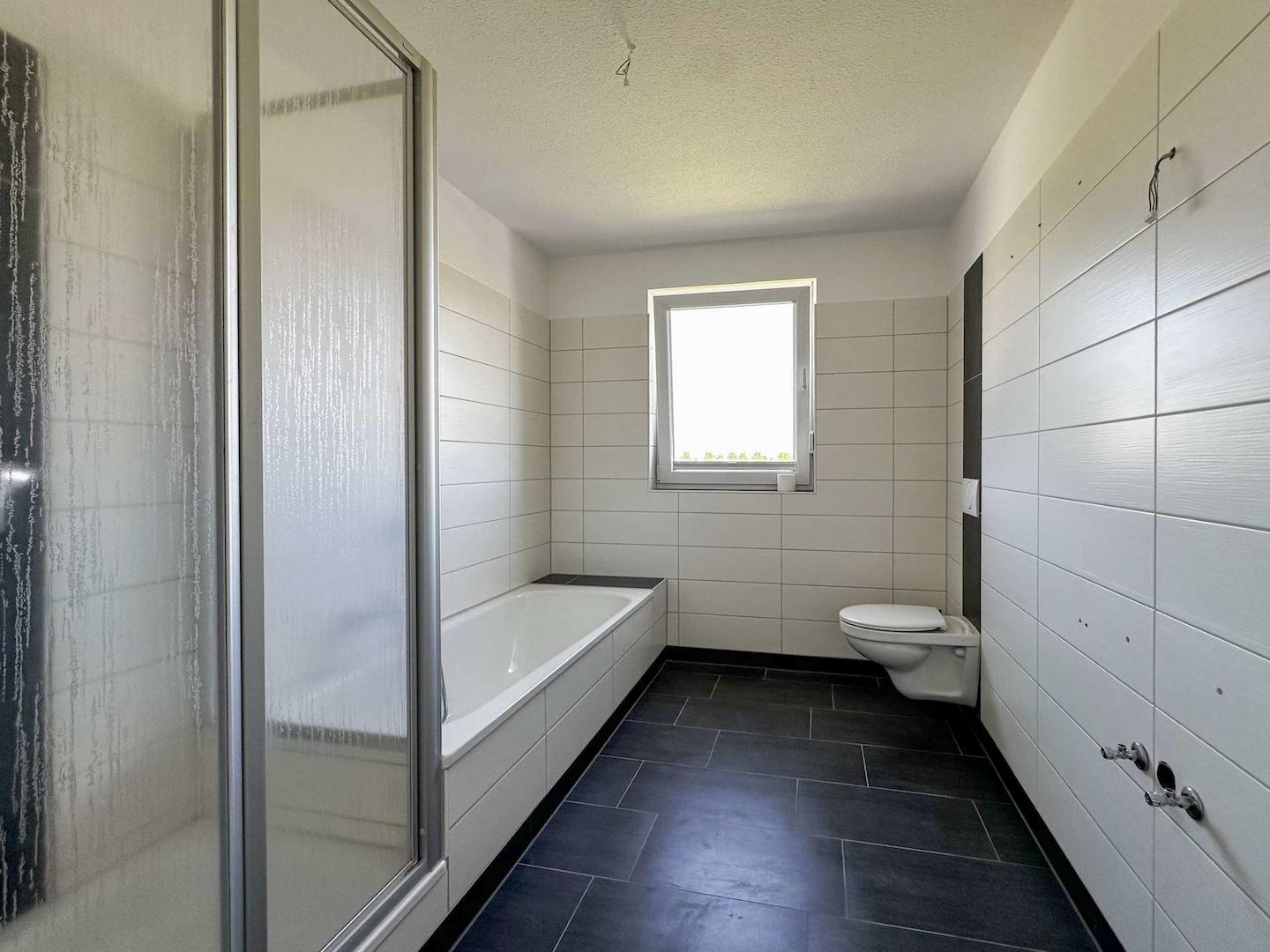Tageslichtbad mit Wanne und Dusche 