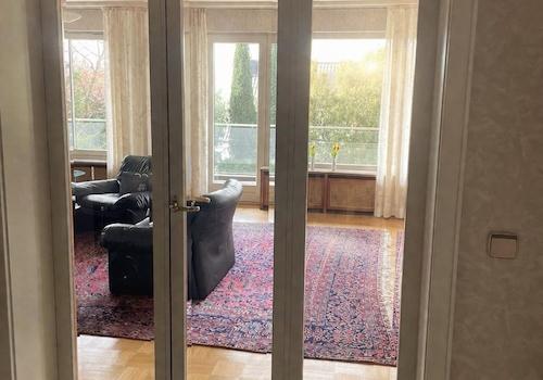 Blick v. Flur ins Wohnzimmer