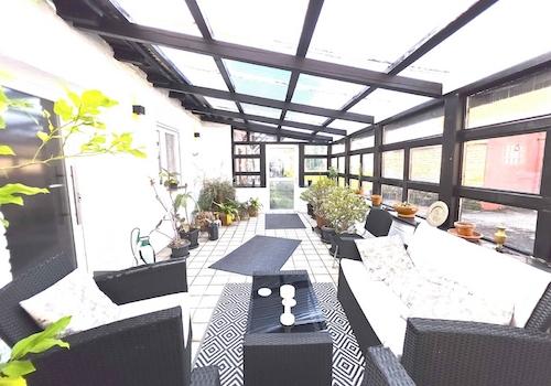 ÜBERDACHTE TERRASSE