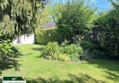 Blick aus dem Garten zum Haus