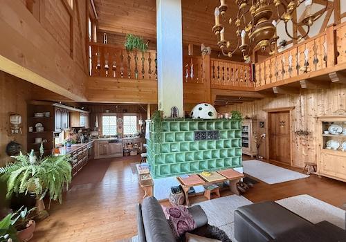 Wohn-Esszimmer mit Kachelofen