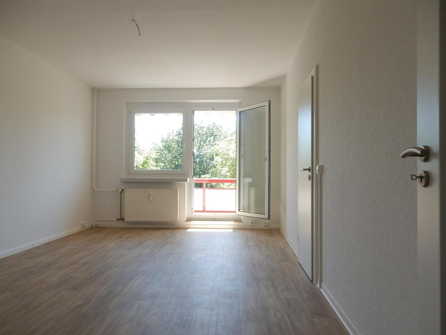 Wohnzimmer mit Balkon Beispiel