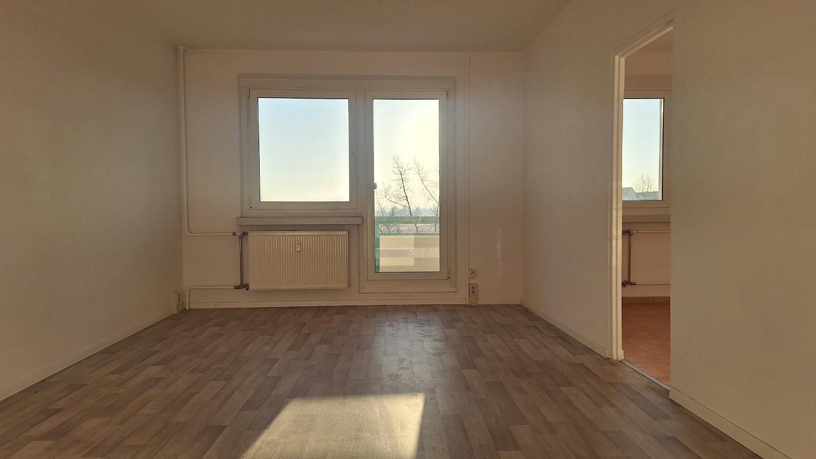 Wohnzimmer mit Balkon