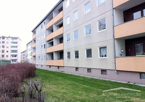 Hausansicht mit Balkonen