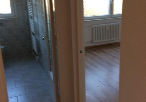 Schlafzimmer und Badezimmer