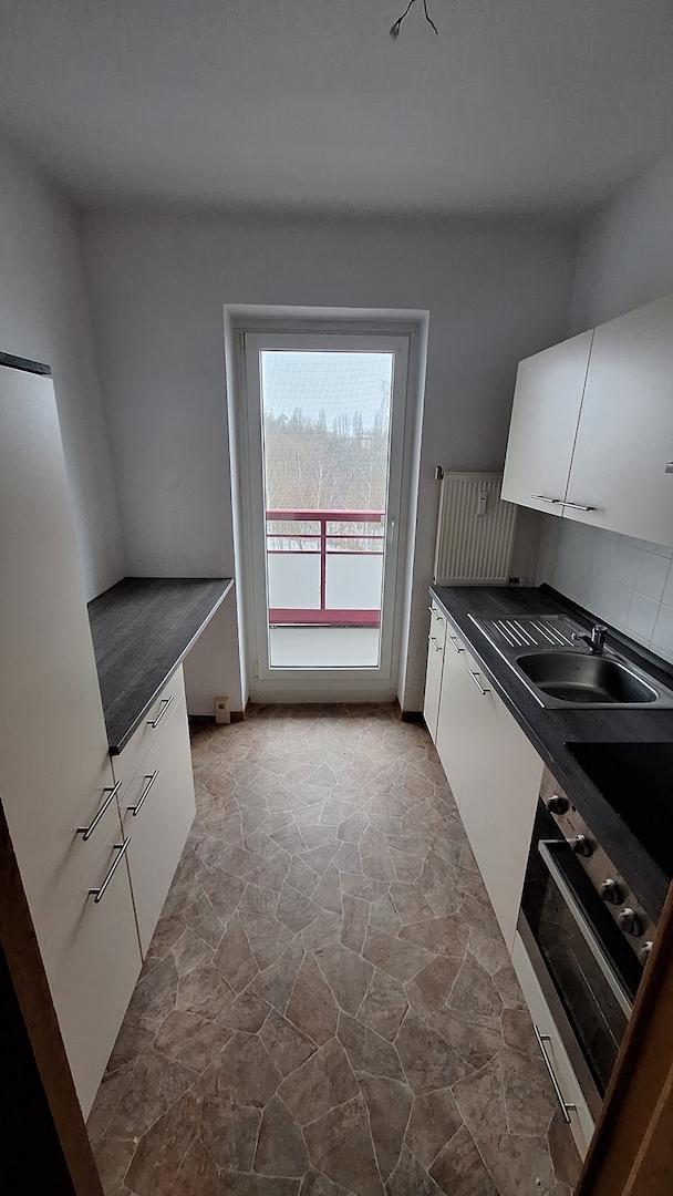 Küche mit Einbnauküche